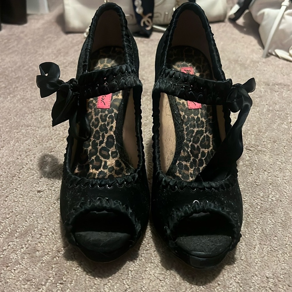 Betsy Johnson black suade size 8.5M - gently worn